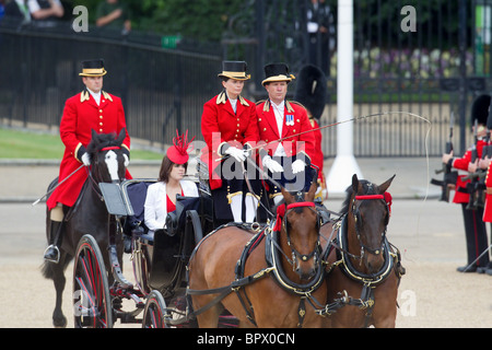 Prinzessinnen Eugenie und Beatrice of York auf dem Weg vom Buckingham Palace zu Horse Guards Building Stockfoto