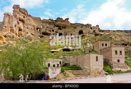 Verlassene Höhle Wohnungen innerhalb einer vulkanischen Tuff Felsformation in der Nähe von Uchisar, Göreme, Kappadokien, Türkei Stockfoto