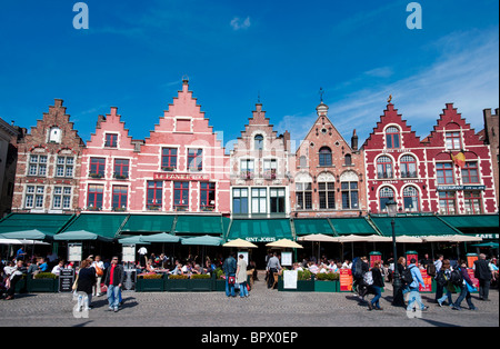 Reihe von reich verzierten historischen Gebäuden und Restaurants auf dem Marktplatz in Brügge in Belgien Stockfoto