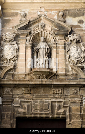 Steinigen Sie Monument / Carven auf Tore / Tor / Eingang Bogen der Stadtmauer von Cadiz. Plaza Constitución / Syntagma-Platz. Spanien Stockfoto