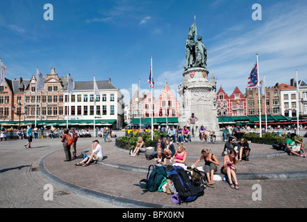 Touristen sitzen in den berühmten historischen Marktplatz in Brügge in Belgien Stockfoto