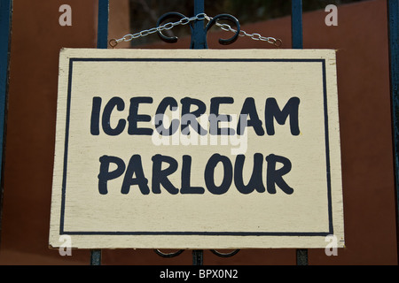 Icecream Parlour Schild hängen an einer Kette Ansicht von vorne. Nahaufnahme (Makro) Stockfoto