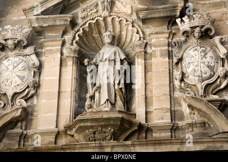 Steinigen Sie Monument / Carven auf Tore / Tor / Eingang Bogen der Stadtmauer von Cadiz. Plaza Constitución / Syntagma-Platz. Spanien Stockfoto