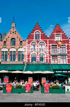 Reihe von reich verzierten historischen Gebäuden und Restaurants auf dem Marktplatz in Brügge in Belgien Stockfoto