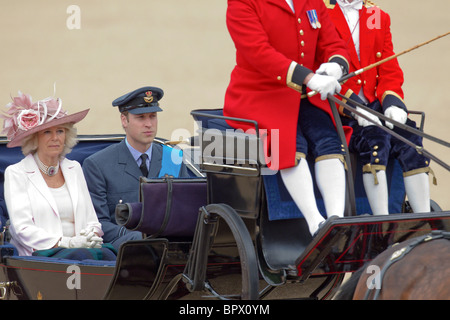 Prinz William von Wales und die Herzogin von Cornwall auf dem Weg zur Horse Guards Gebäude. "Trooping die Farbe" 2010 Stockfoto