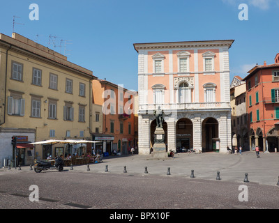 Piazza Garibaldi in Pisa, Toskana, Italien mit einer Statue von Giuseppe Garibaldi Stockfoto