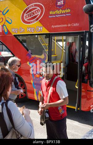 Sightseeing-Bus mit einem Reiseführer, der Verkauf von Tickets für Touristen auf einer Straße in der Altstadt von Cadiz. Cadiz. Spanien. Stockfoto