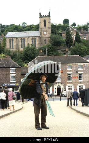 Ironbridge Coracle Maker Eustace Rogers auf der Ironbridge 1980 Stockfoto