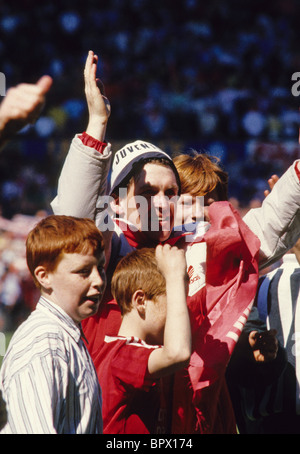 Kenny Dalglish mit Fans der 1989 FA-Cup Halbfinale zwischen Liverpool und Nottingham Forest replay nach Hillsborough Stockfoto