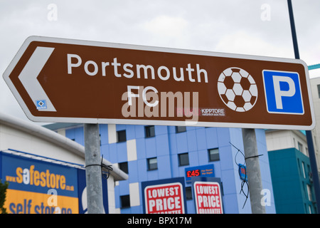 Portsmouth Fußball-Club-Logo / Zeichen / Motiv, Verkehrszeichen mit Pfeil Stockfoto