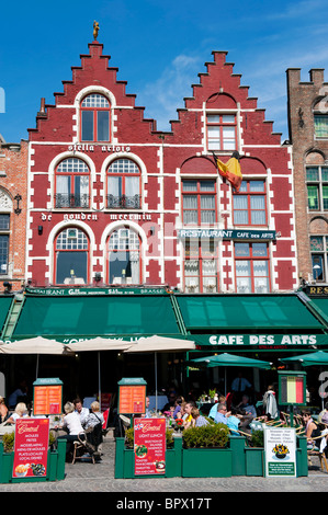 Reihe von reich verzierten historischen Gebäuden und Restaurants auf dem Marktplatz in Brügge in Belgien Stockfoto