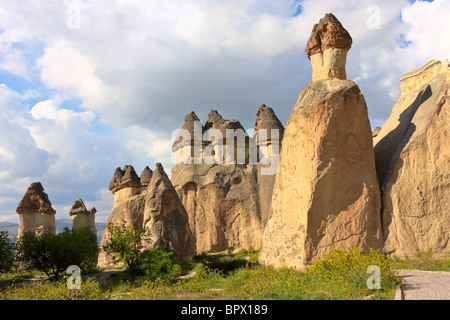 Vulkanischer Tuff-Säulen in der Nähe von Göreme und Uchisar, Kappadokien, Türkei Stockfoto