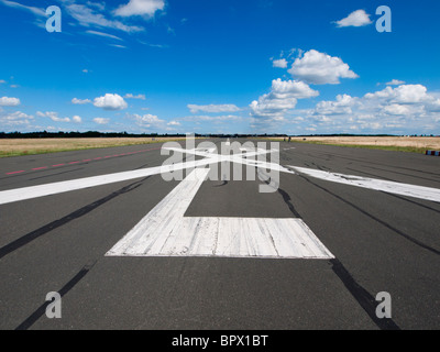 Stillgelegten Start-und Landebahn am Neustadt öffentliche Tempelhofer Park auf Gelände des berühmten ehemaligen Flughafen Tempelhof in Berlin Deutschland Stockfoto