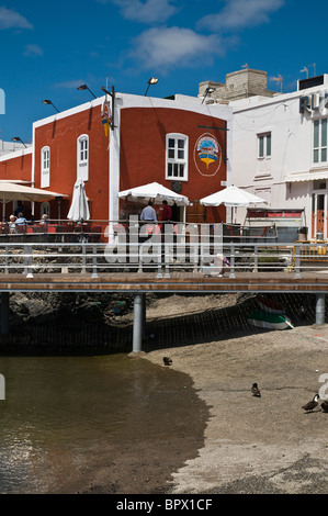 dh Puerto del Carmen Hafen PUERTO DEL CARMEN LANZAROTE Gehweg Waterfront Promenade Restaurant Café direkt am Meer Stockfoto