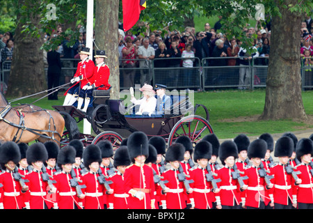 Prinz William von Wales und die Herzogin von Cornwall auf dem Weg vom Buckingham Palace zu Horse Guards Building Stockfoto