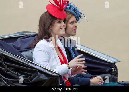 Prinzessinnen Eugenie und Beatrice of York auf dem Weg zur Horse Guards Gebäude. "Trooping die Farbe" 2010 Stockfoto