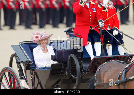 Prinz William von Wales und die Herzogin von Cornwall auf dem Weg zur Horse Guards Gebäude. "Trooping die Farbe" 2010 Stockfoto