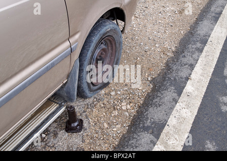 Reifenpanne. Auto mit einem Platten Reifen von der Seite der Straße auf die weiche Schulter angehalten. Stockfoto