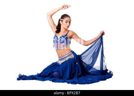 Israelische ägyptischen libanesischen Middle Eastern Bauchtänzerin Performer in blauer Rock und BH mit Arm in Luft sitzen mit geschlossenen Augen Stockfoto