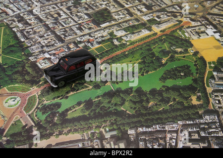 Mini Würfel London Black Taxi auf einer Luftbild-Karte von Buckingham Palace und St. James park Stockfoto