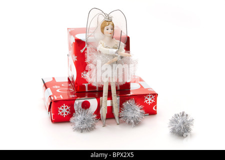 Eine weißer und silberner Baumkrone Fee mit rot und Silber gehüllt, Weihnachtsgeschenke und Silber pompons Stockfoto