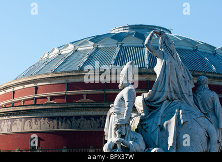 Statuen von das Albert Memorial blicken der Royal Albert hall Stockfoto