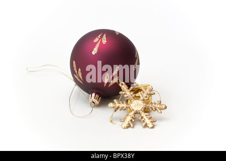 Weihnachtsschmuck, rote Kugel und Goldstern Stockfoto