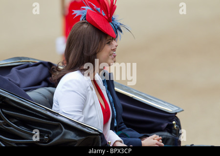 Prinzessinnen Eugenie und Beatrice of York auf dem Weg zur Horse Guards Gebäude. "Trooping die Farbe" 2010 Stockfoto