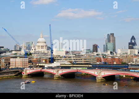 Ansicht der Blackfriars Bridge und die Skyline der Stadt von OXO Tower, London, England, Großbritannien Stockfoto