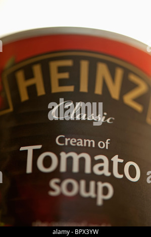 Nahaufnahme einer Dose Heinz Tomatensuppe. Stockfoto