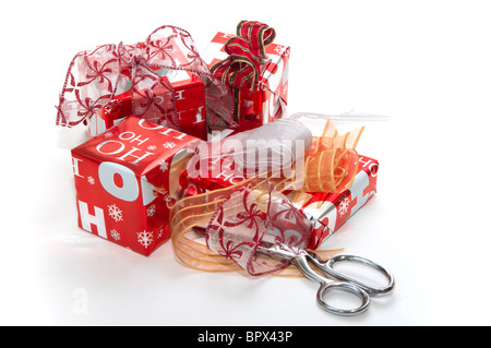 Verpackung Weihnachten Geschenke Bänder und Schere Stockfoto