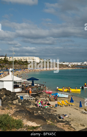 dh Strand PLAYA DORADA LANZAROTE Touristen und Sonnenanbeter Strand in der Nähe von Playa Blanca resort Stockfoto