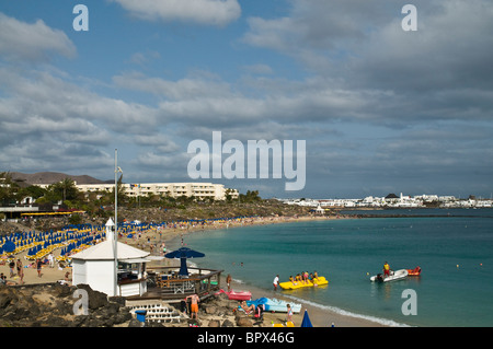dh Strand PLAYA DORADA LANZAROTE Touristen und Sonnenanbeter Strand in der Nähe von Playa Blanca resort Stockfoto