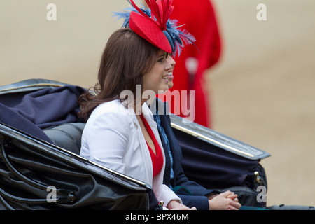 Prinzessinnen Eugenie und Beatrice of York auf dem Weg zur Horse Guards Gebäude. "Trooping die Farbe" 2010 Stockfoto