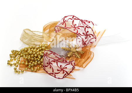 Hübsche Bänder für Weihnachten Verpackung mit Verzierungen in rot, Gold und Silber. Stockfoto