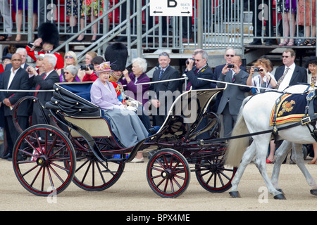 Die Königin und der Prinz Philip Ankunft am Horse Guards Parade. "Trooping die Farbe" 2010 Stockfoto