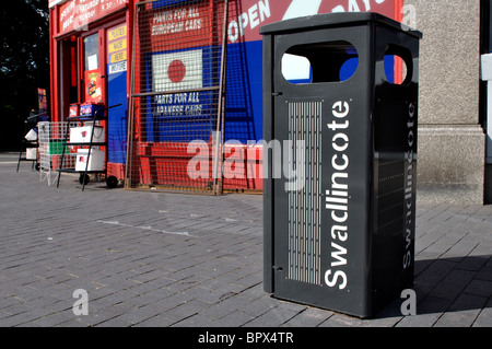 Abfallbehälter mit Ortsnamen auf Swadlincote, Derbyshire, England, UK Stockfoto