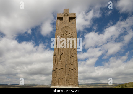 Alphabet-Park in Armenien. Gelegen in der Nähe von Aparan. Dies ist eine Statue von einem Engel und Kreuz. Stockfoto