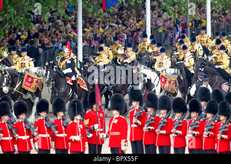 Bands der Household Cavalry, die auf dem Exerzierplatz kommen montiert. "Trooping die Farbe" 2010 Stockfoto