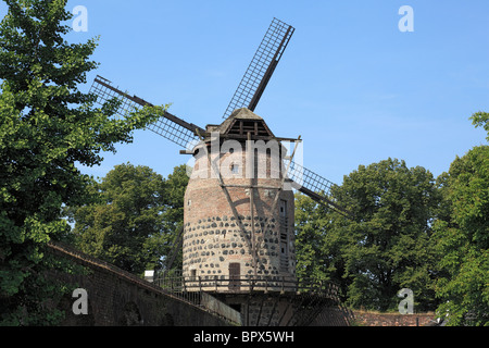 Muehlenturm Mit Historischer Windmuehle in Dormagen-Zons, Niederrhein, Nordrhein-Westfalen Stockfoto