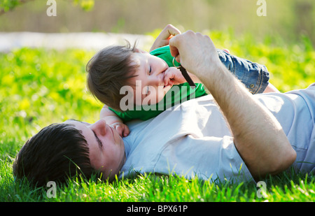 Vater und Sohn spielen auf dem Rasen Stockfoto