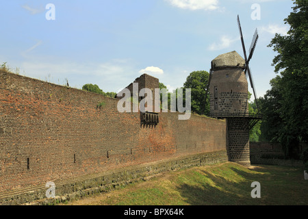 Muehlenturm Mit Historischer Windmuehle in Dormagen-Zons, Niederrhein, Nordrhein-Westfalen Stockfoto