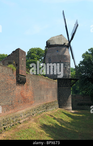 Muehlenturm Mit Historischer Windmuehle in Dormagen-Zons, Niederrhein, Nordrhein-Westfalen Stockfoto