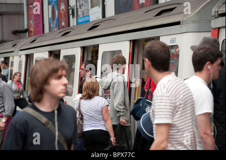 Fluggästen einen Zug auf der London underground Netzwerk während der Hauptverkehrszeit. Stockfoto