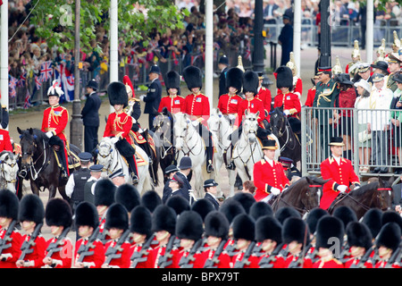 Königliche Prozession - Zeilen 12 bis 17. "Trooping die Farbe" 2010 Stockfoto