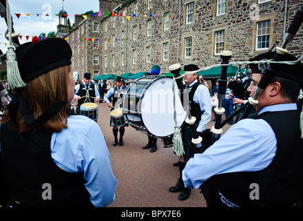 Lanark Pipe Band spielen auf der viktorianischen Fair in new Lanark, Scotland Stockfoto