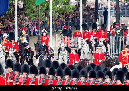 Königliche Prozession - Meister des Pferdes und Royal Colonels. "Trooping die Farbe" 2010 Stockfoto