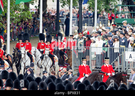 Königliche Prozession - Zeilen 12 bis 17. "Trooping die Farbe" 2010 Stockfoto