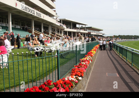 Betfred Sprint Cup Race Meeting. Rennfahrer auf der Haydock Park Racecourse Makerfield Tribüne; Samstag, 4. September 2010 Stockfoto