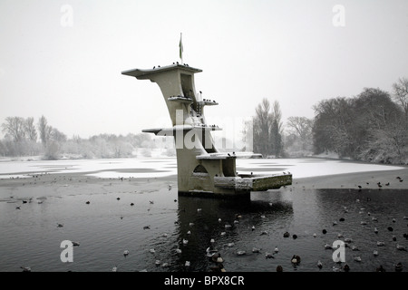 Sprungturm auf einem teilweise zugefrorenen See am Coate Wasser in Swindon im Winter. Stockfoto